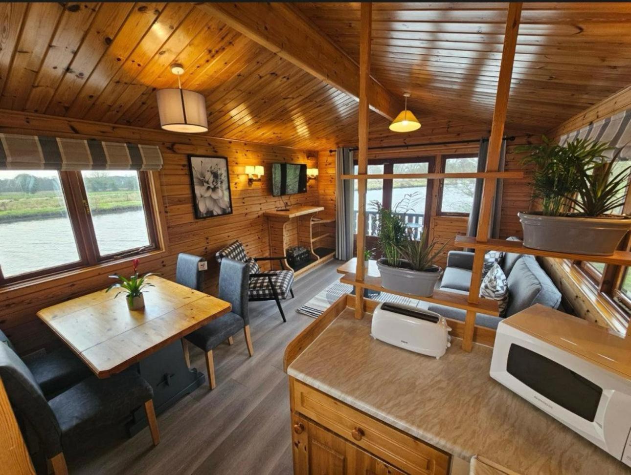 Hickling Broads Lodge Houseboat Stalham Ngoại thất bức ảnh
